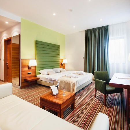 Hotel Sport Иванич-Град Экстерьер фото
