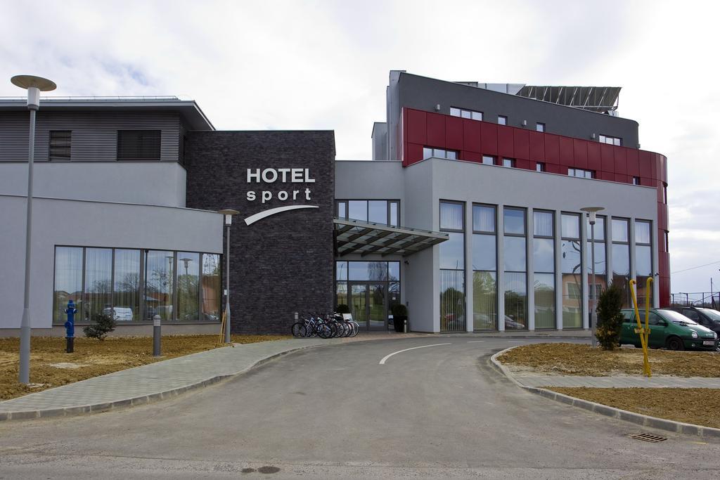 Hotel Sport Иванич-Град Экстерьер фото