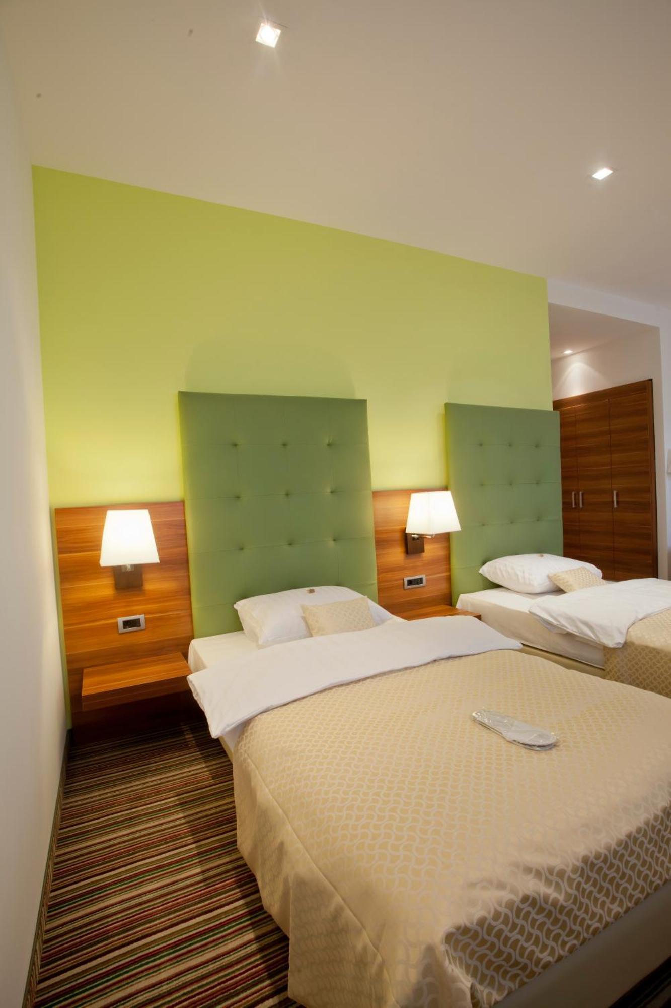 Hotel Sport Иванич-Град Экстерьер фото