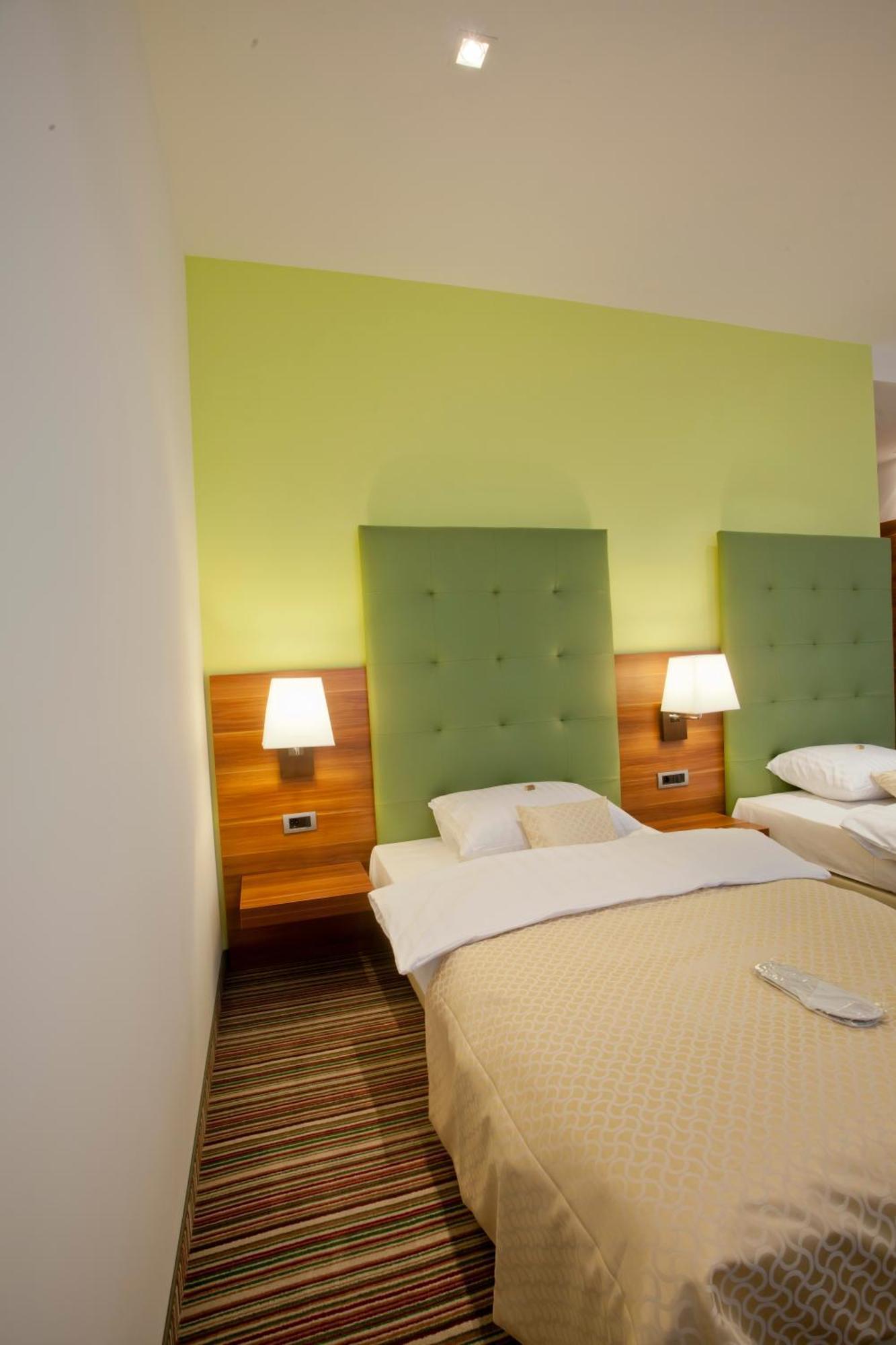 Hotel Sport Иванич-Град Экстерьер фото