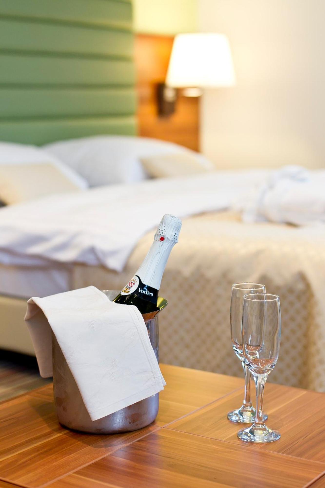 Hotel Sport Иванич-Град Экстерьер фото