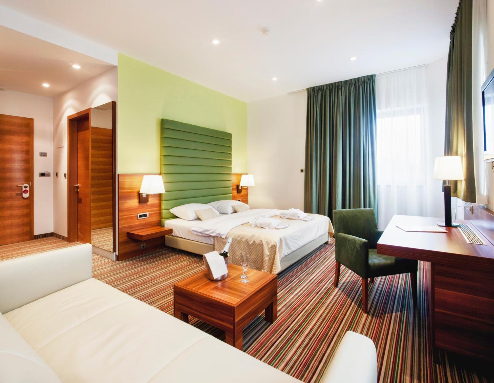 Hotel Sport Иванич-Град Экстерьер фото